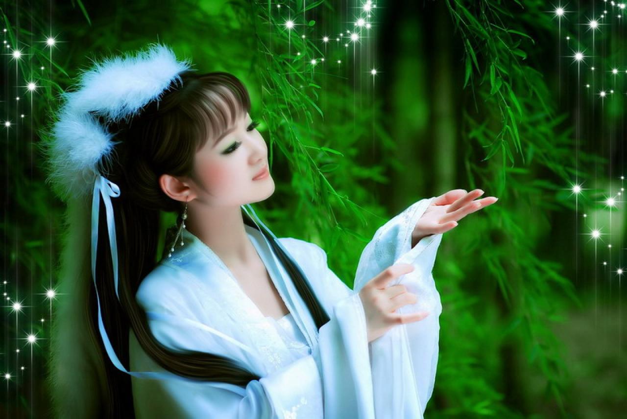 古装美女迎接春雨