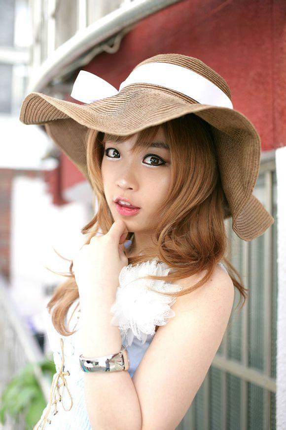 萝莉Tomia 11年5月艺术素颜手持风车照1