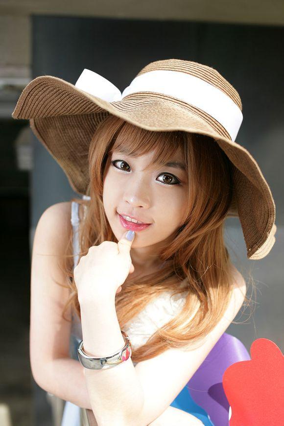 萝莉Tomia 11年5月艺术素颜手持风车照4