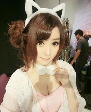 姑娘35仍显年轻，兔耳朵卖萌照1
