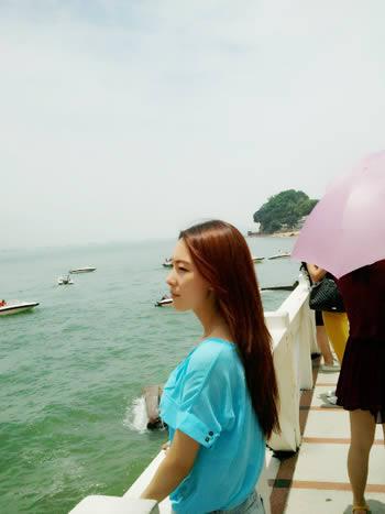 淡蓝色的风景少女照片03