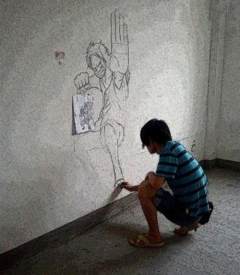 少年在教室墙报上临摹海贼王