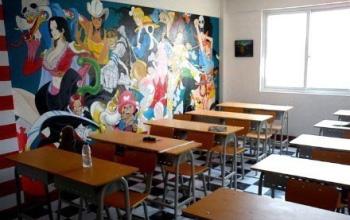 墙报上的海贼王画像和教室桌椅有机地结合在一起