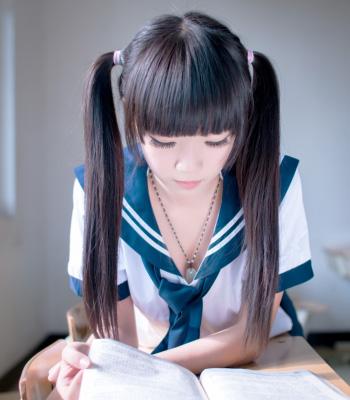 少女专心在看书