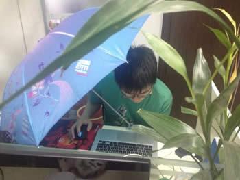 在空掉出风口下用伞挡风