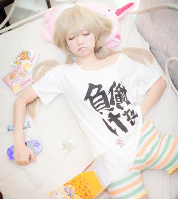 双叶杏cosplayer吃饱后懒睡