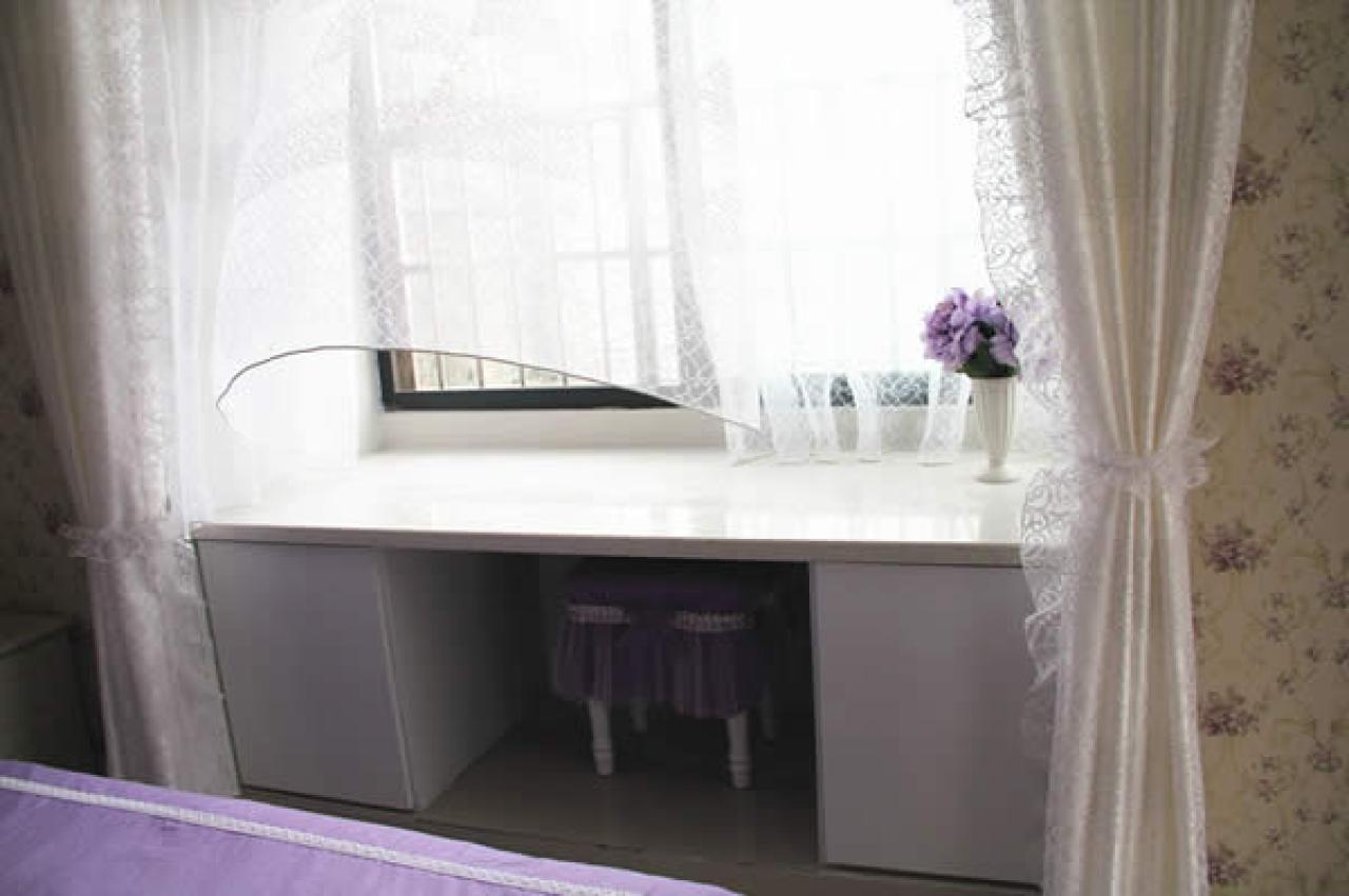 梳妆台和办公桌融为一体