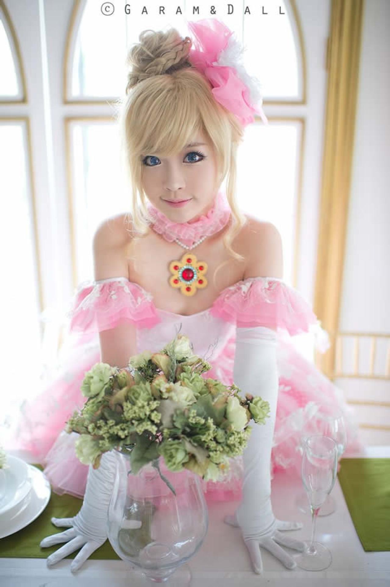 兔娘近所物语粉衣Cosplay图之与花瓶的合影