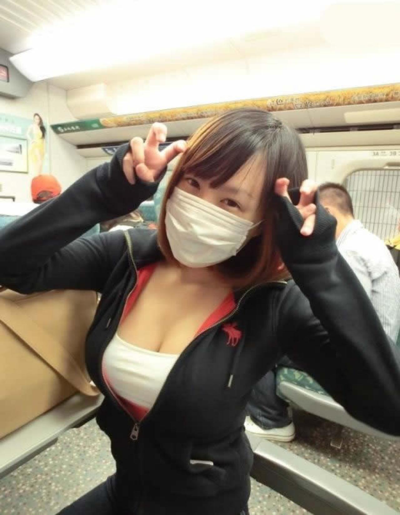 颜珛聿带口罩的双手像小猫的样子卖萌自拍照