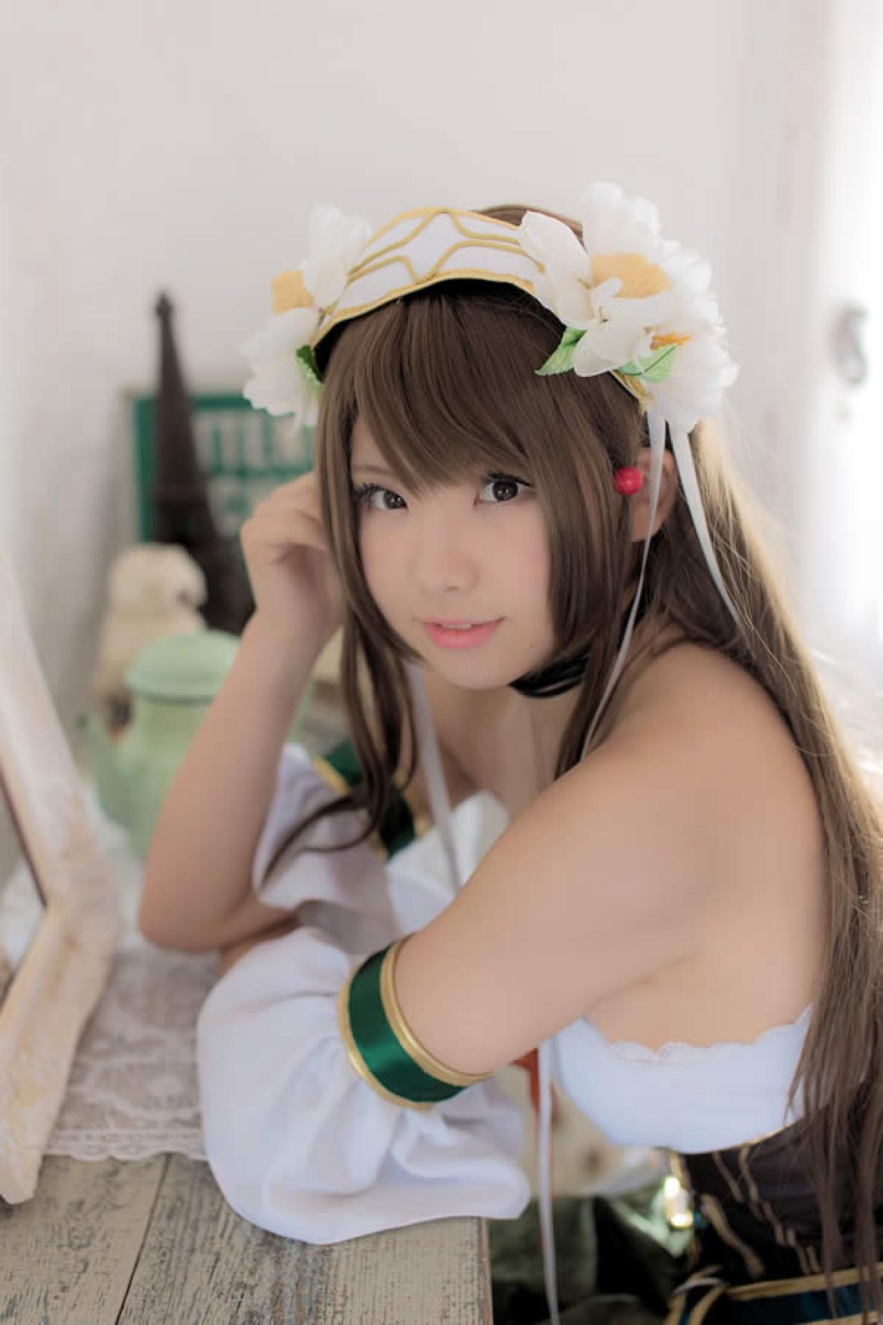 Enako绿衣室内坐姿照