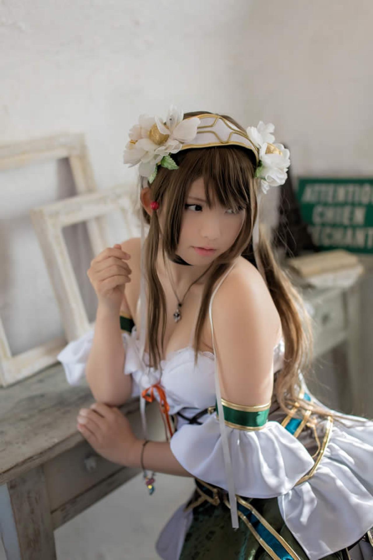 Enako绿衣微回头展示曲线照