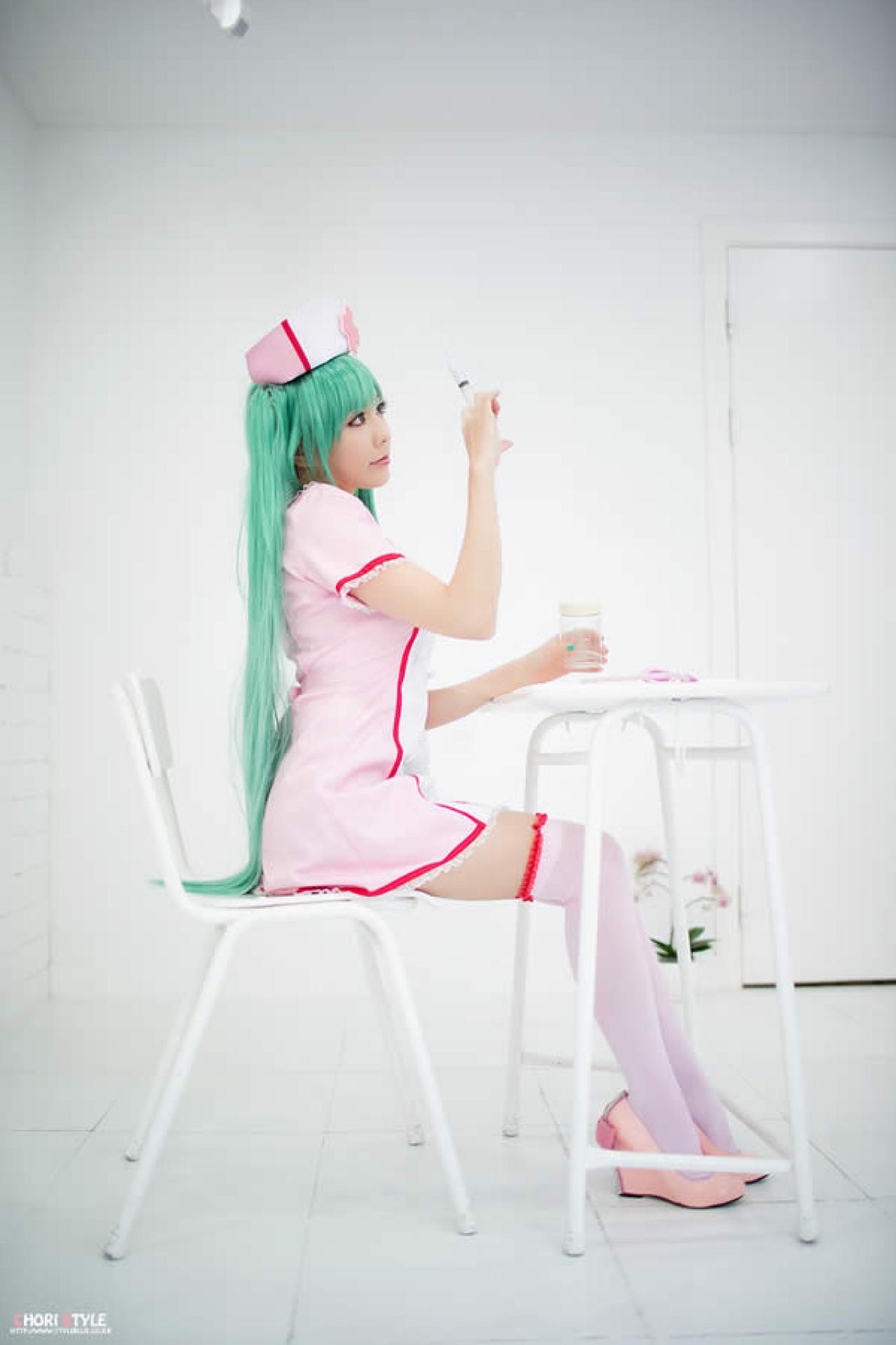 粉色衣服小护士正在推针管