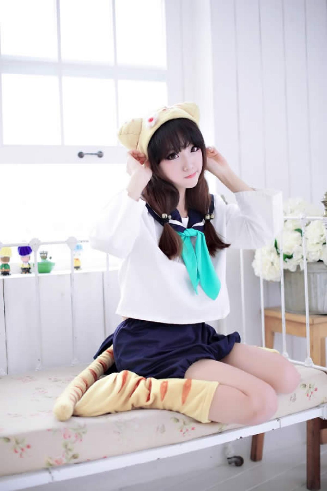 M酱双手握拳叩头扮猫咪相