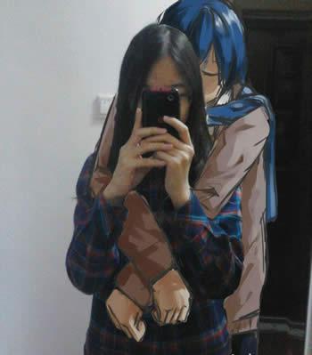 光棍节妹子自拍后绘制男生从背后搂住自己