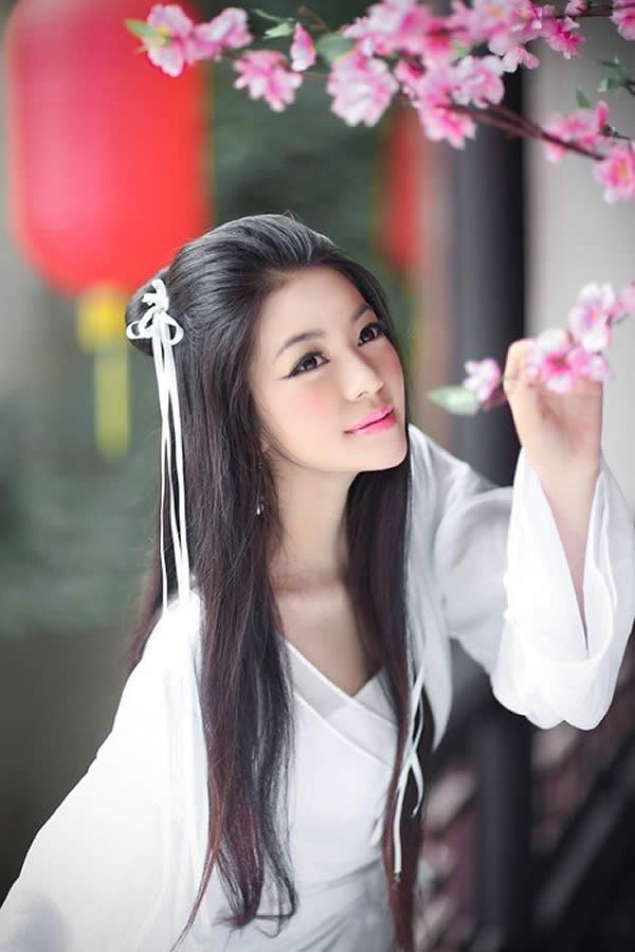 白衣小龙女手持花枝