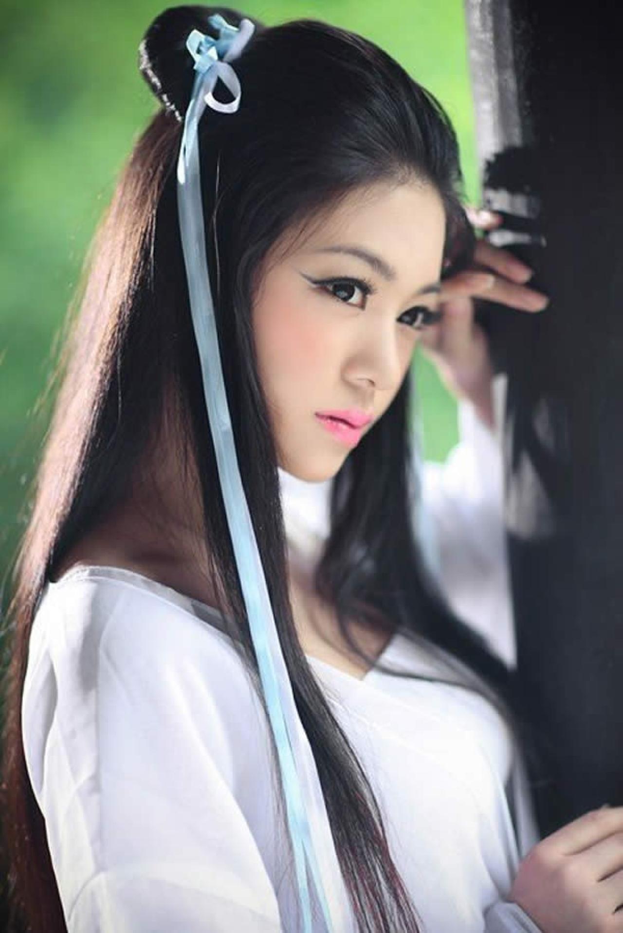 白衣小龙女扶住枝干