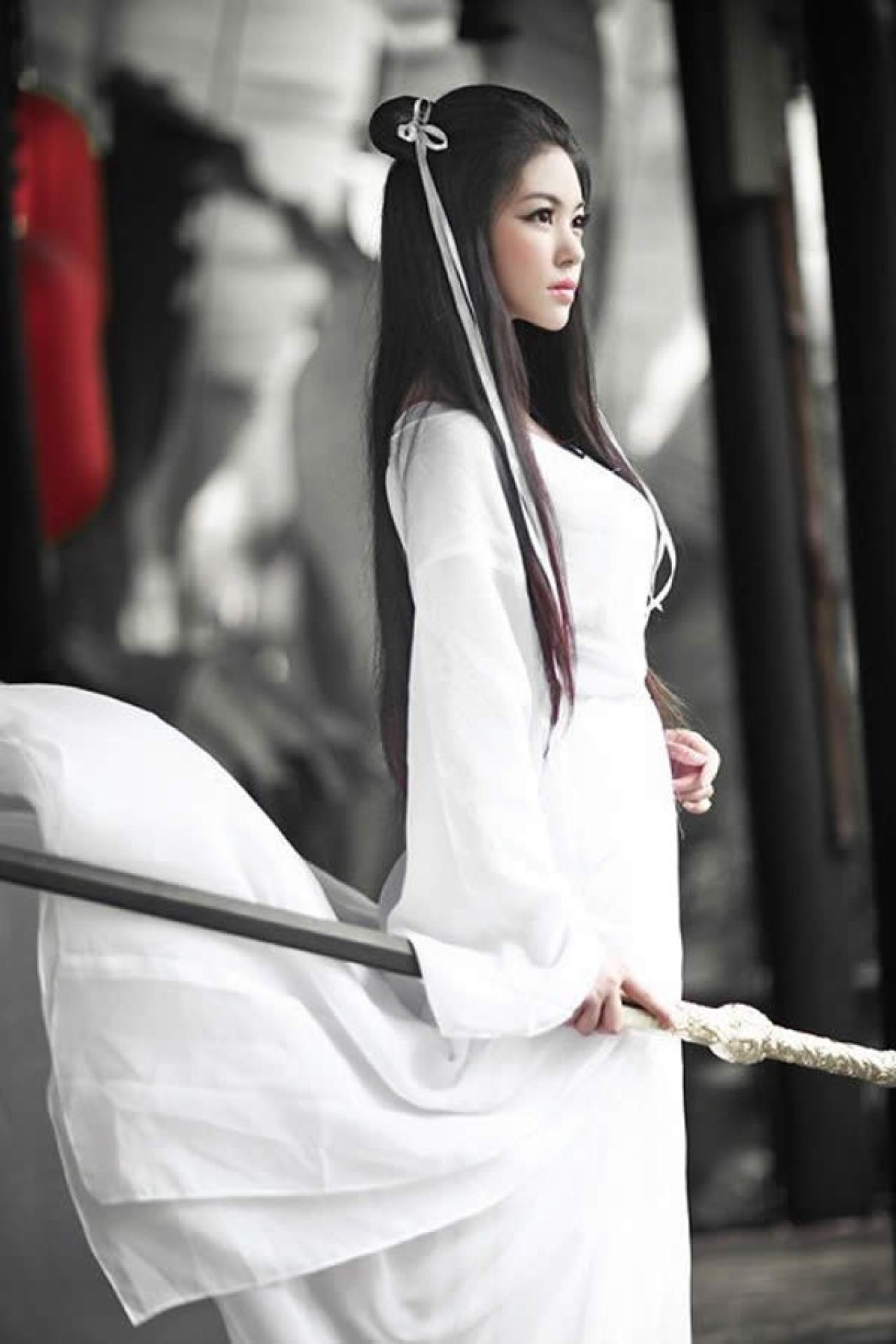 白衣小龙女手持剑全身