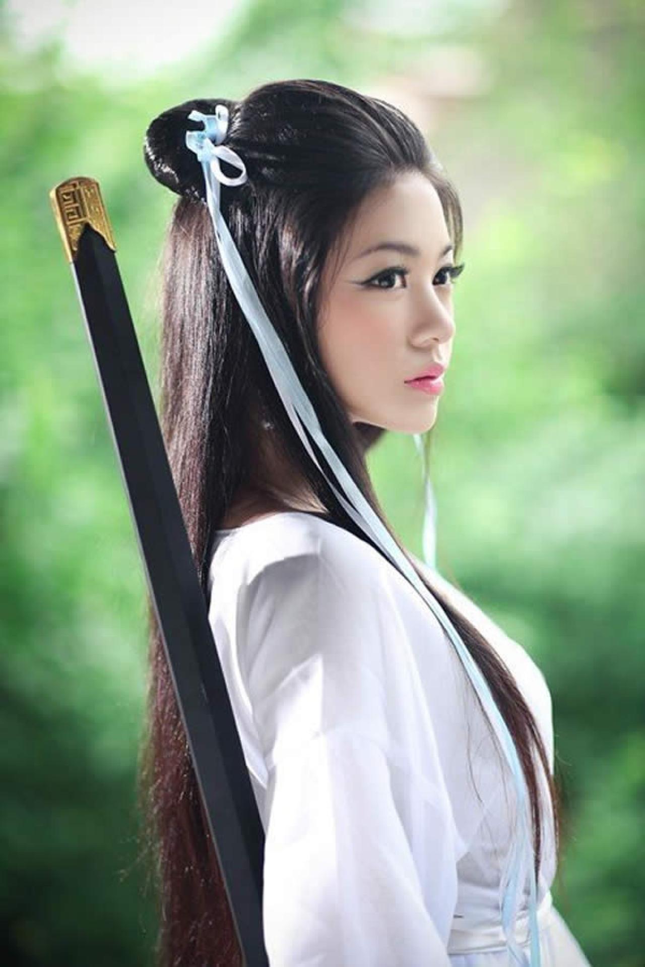 白衣小龙女持剑上半身