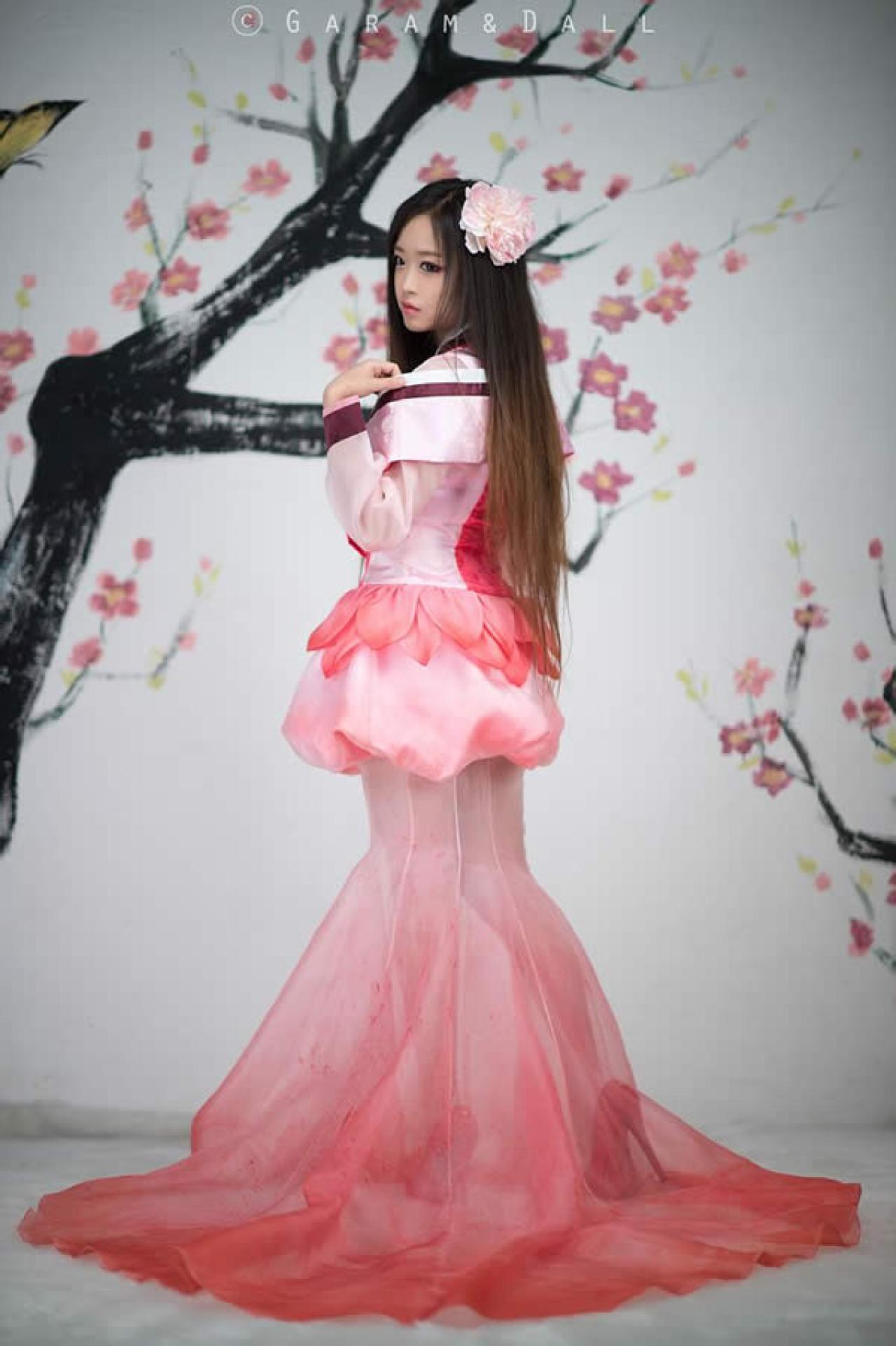 兔娘长发披肩回首状