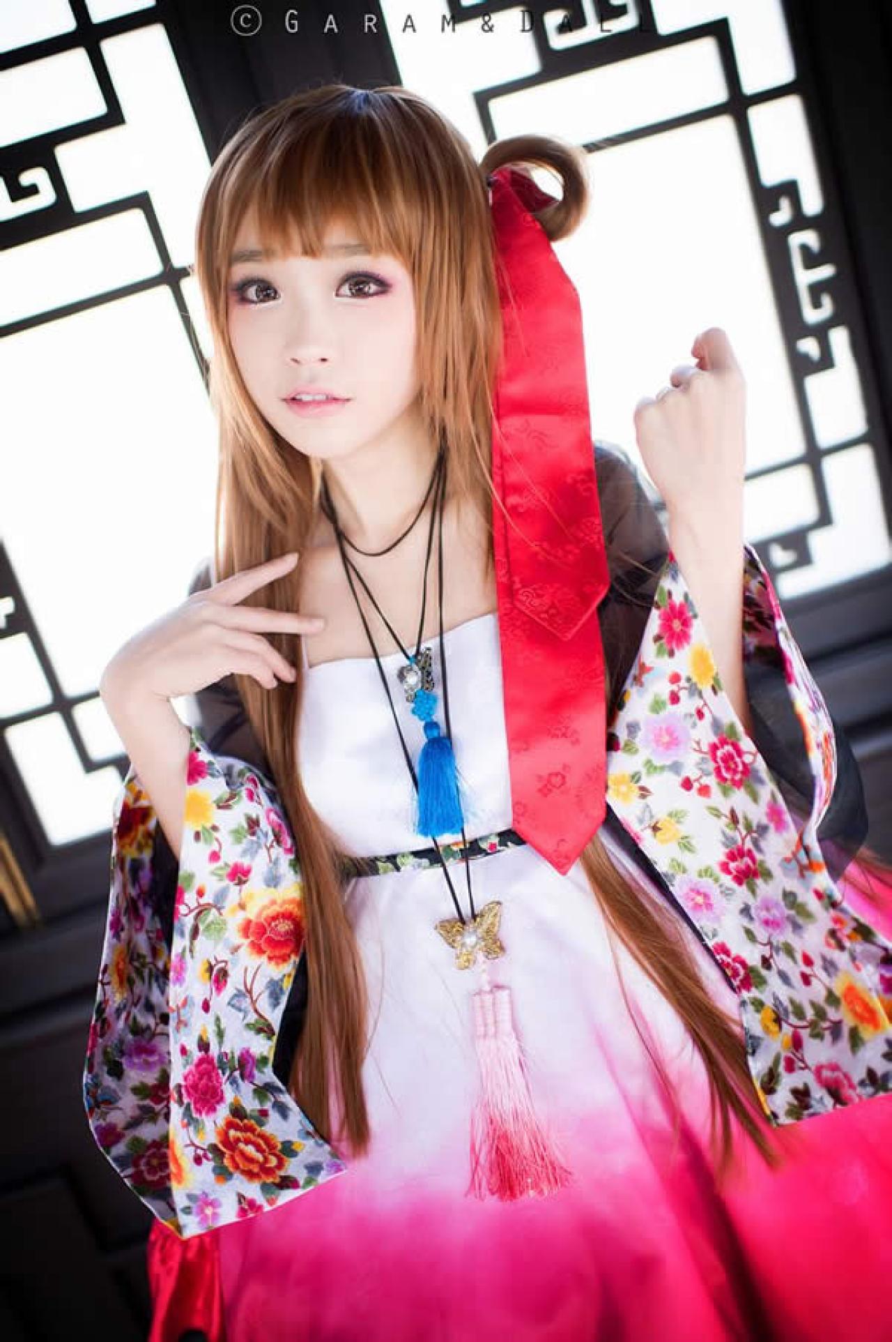 兔娘正面特写一，胸前刮着蝴蝶配饰