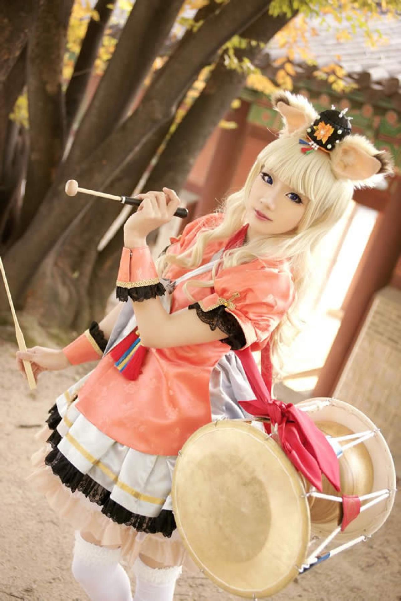 M酱Vocaloid秋天主题Cosplay图带着鼓站立正面照一