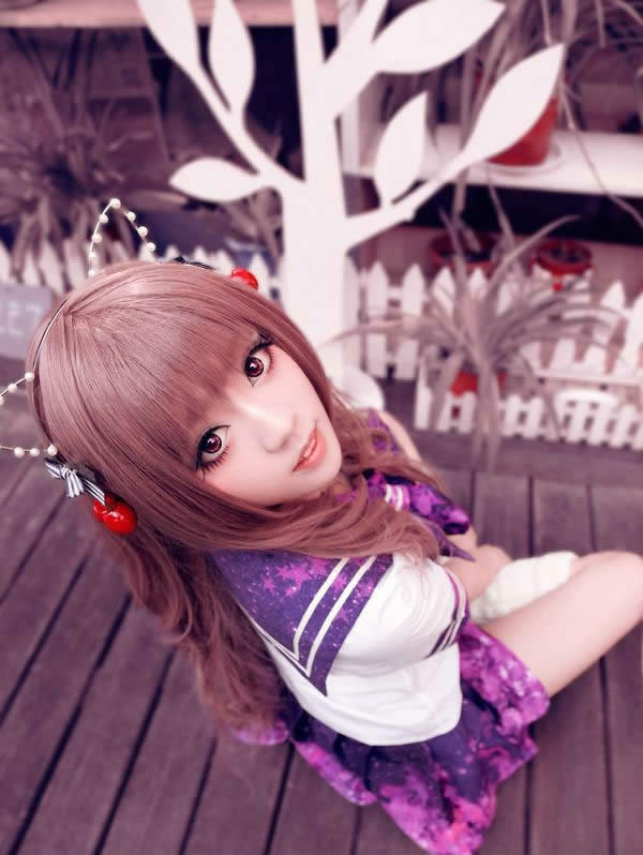 紫衣少女Cos美少女学院背面照