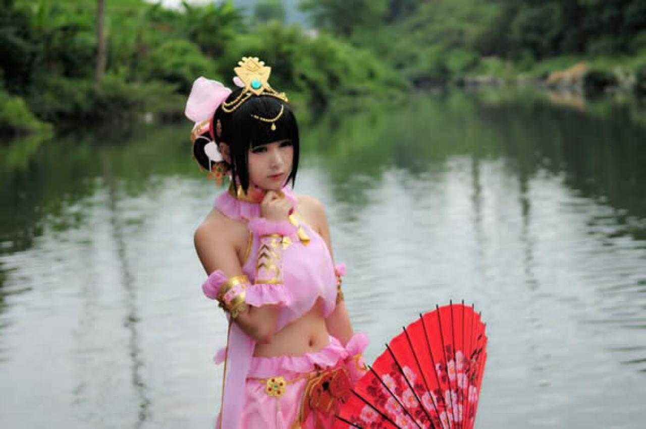 七秀萝莉Cosplay小梓酱手摸下巴