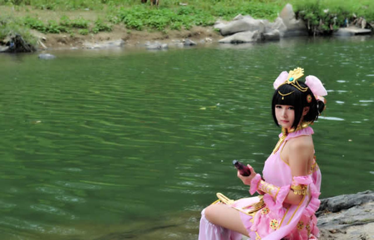七秀萝莉Cosplay小梓酱手持伞坐在河边