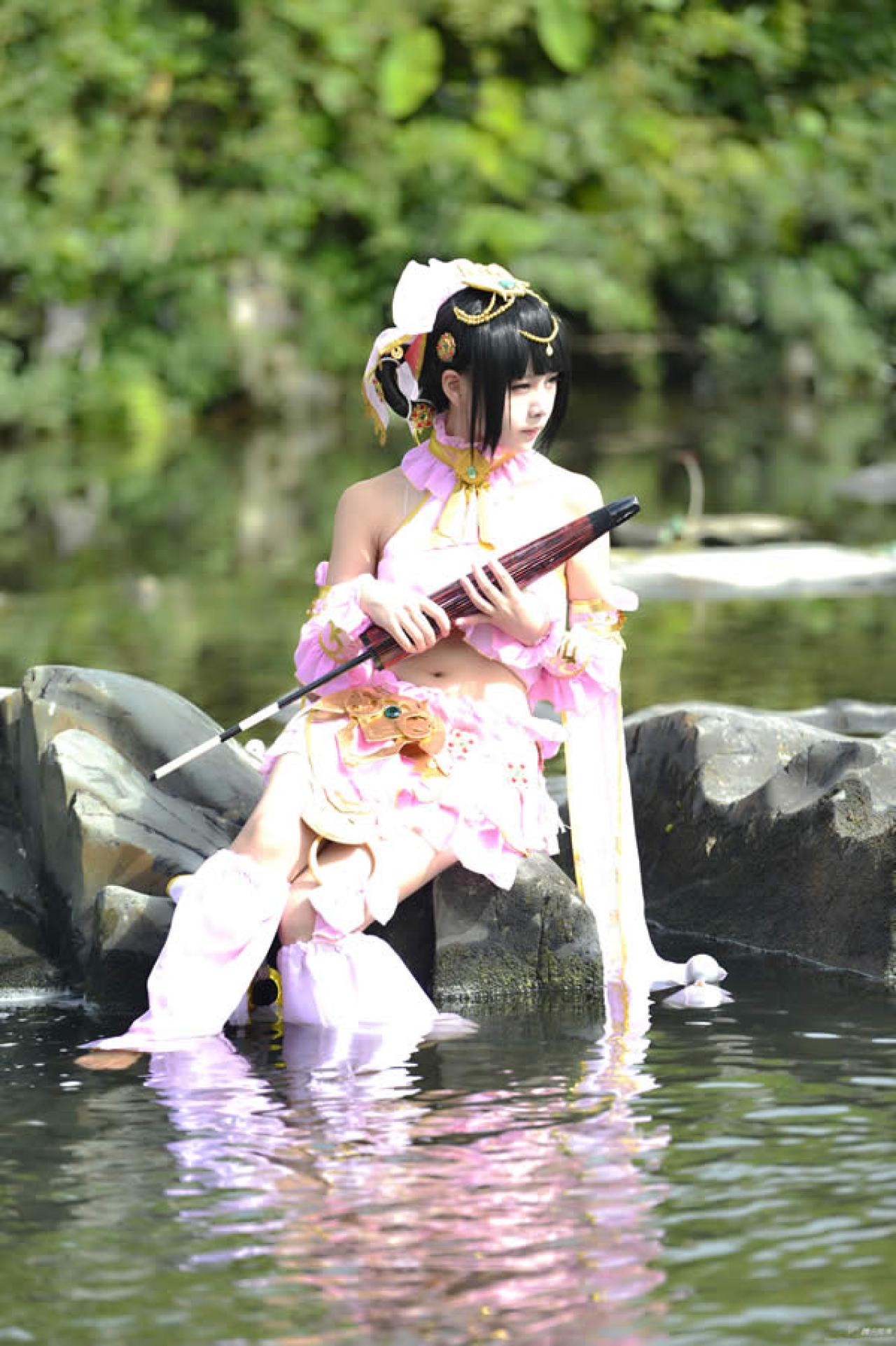 七秀萝莉Cosplay小梓酱持伞坐在石头上正面