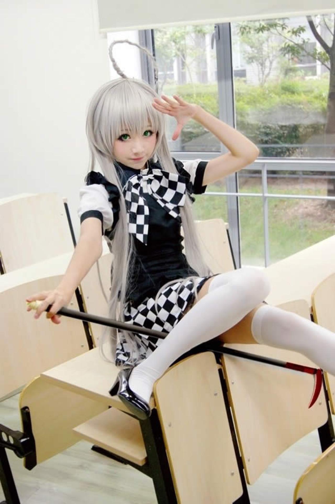 奈亚子小柔拿着魔杖坐在课桌上做奈亚子的变身姿势