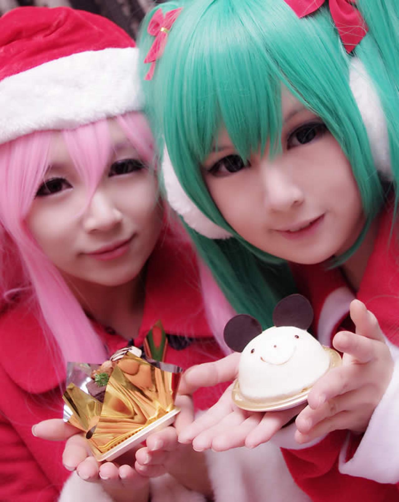 小梓酱和闺蜜一起捧着圣诞甜点