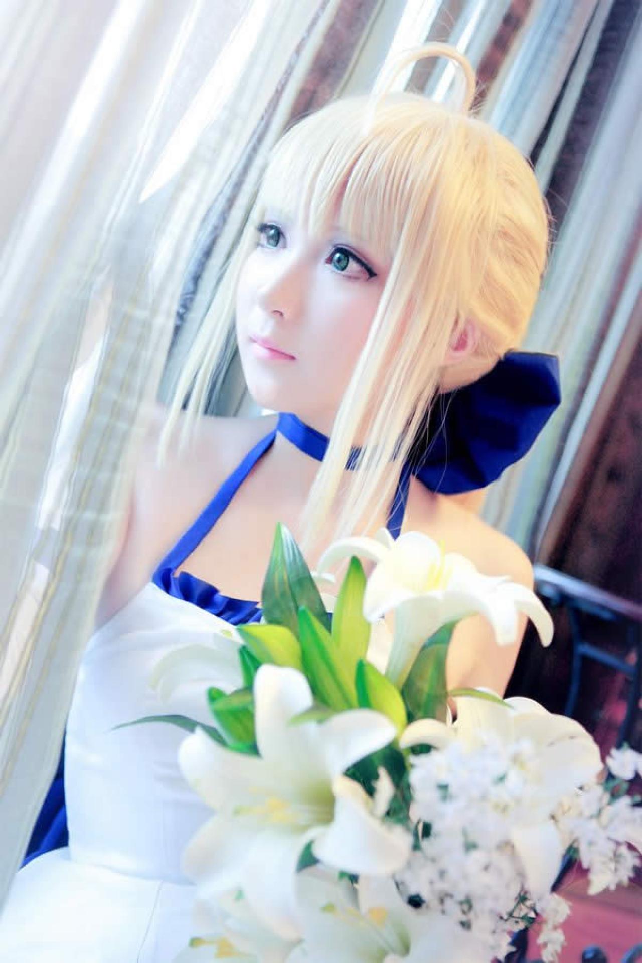 水水女剑士Cosplay手持鲜花正面照