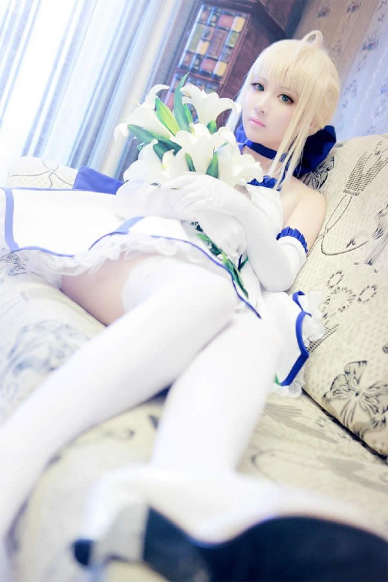 水水女剑士Cosplay坐在沙发上