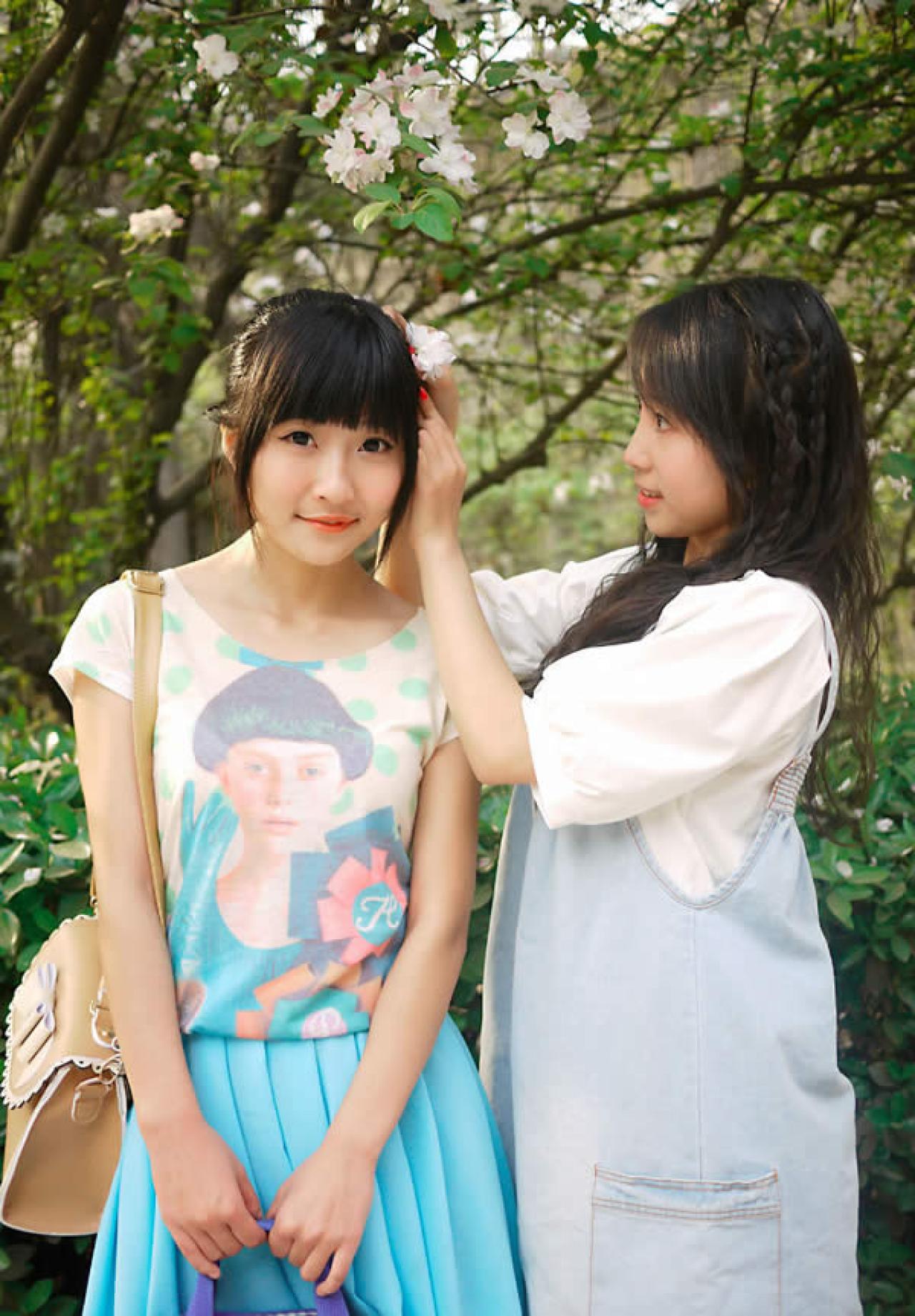 助理正在给蕊蕊Thea摆弄头发