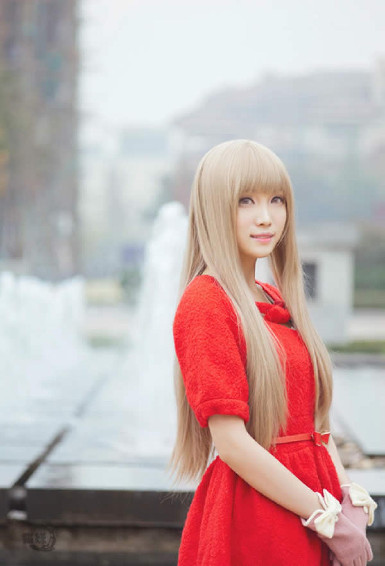 猫嫌秋天落叶摆拍眺望远方