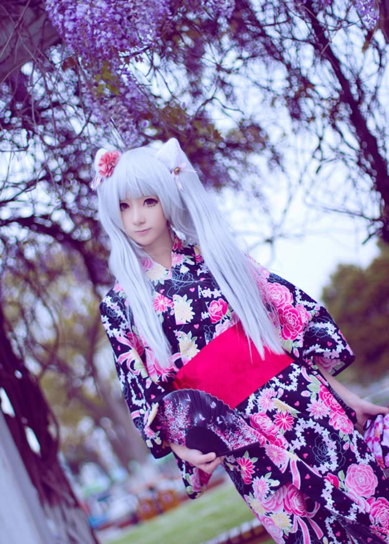 咩咩球微微倾头侧身，显露可爱