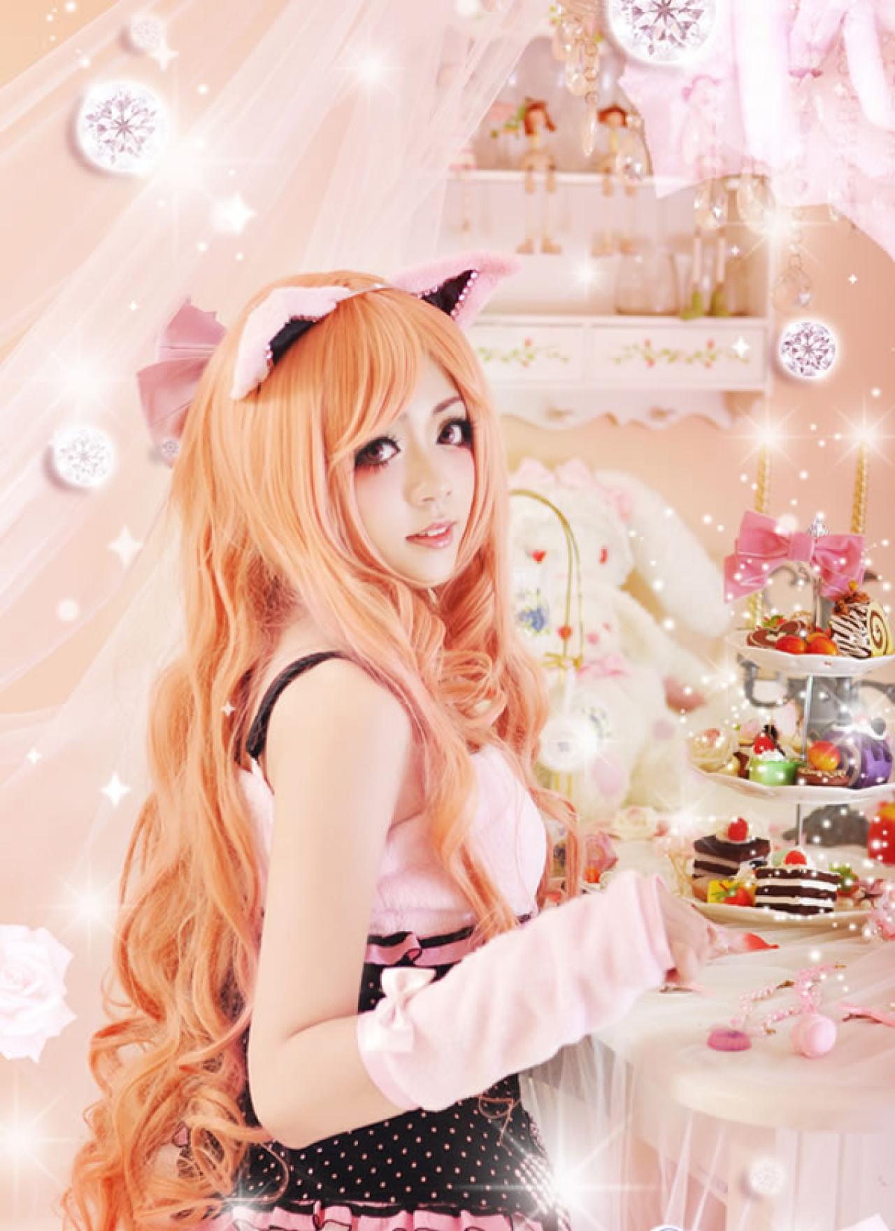 幻蓝正在切小蛋糕