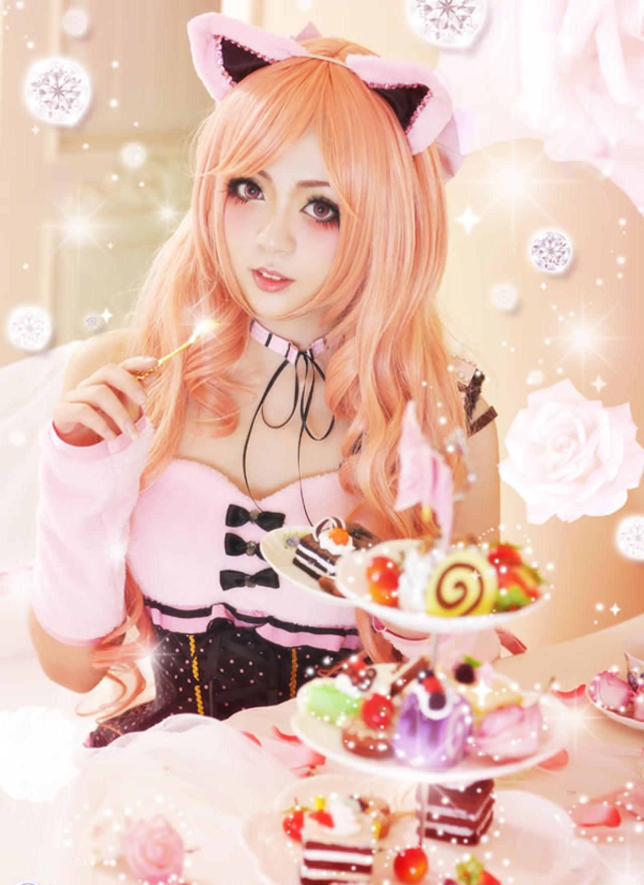 幻蓝用牙签扎起一块小甜点