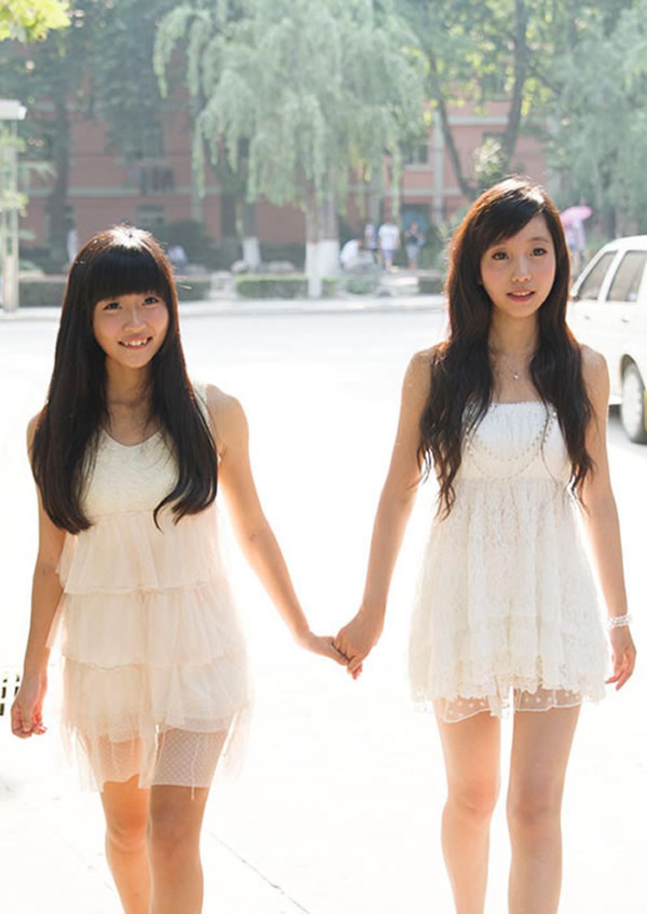 蕊蕊Thea姊妹写真集姐妹牵手正走来