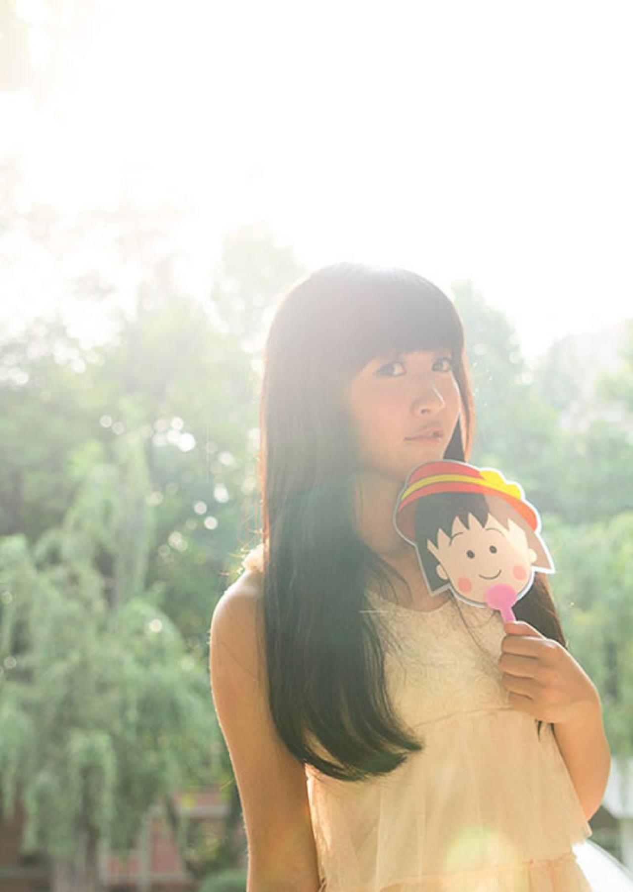 蕊蕊Thea姊妹写真集妹妹拿着樱桃小丸子的塑料扇，机灵的在想什么