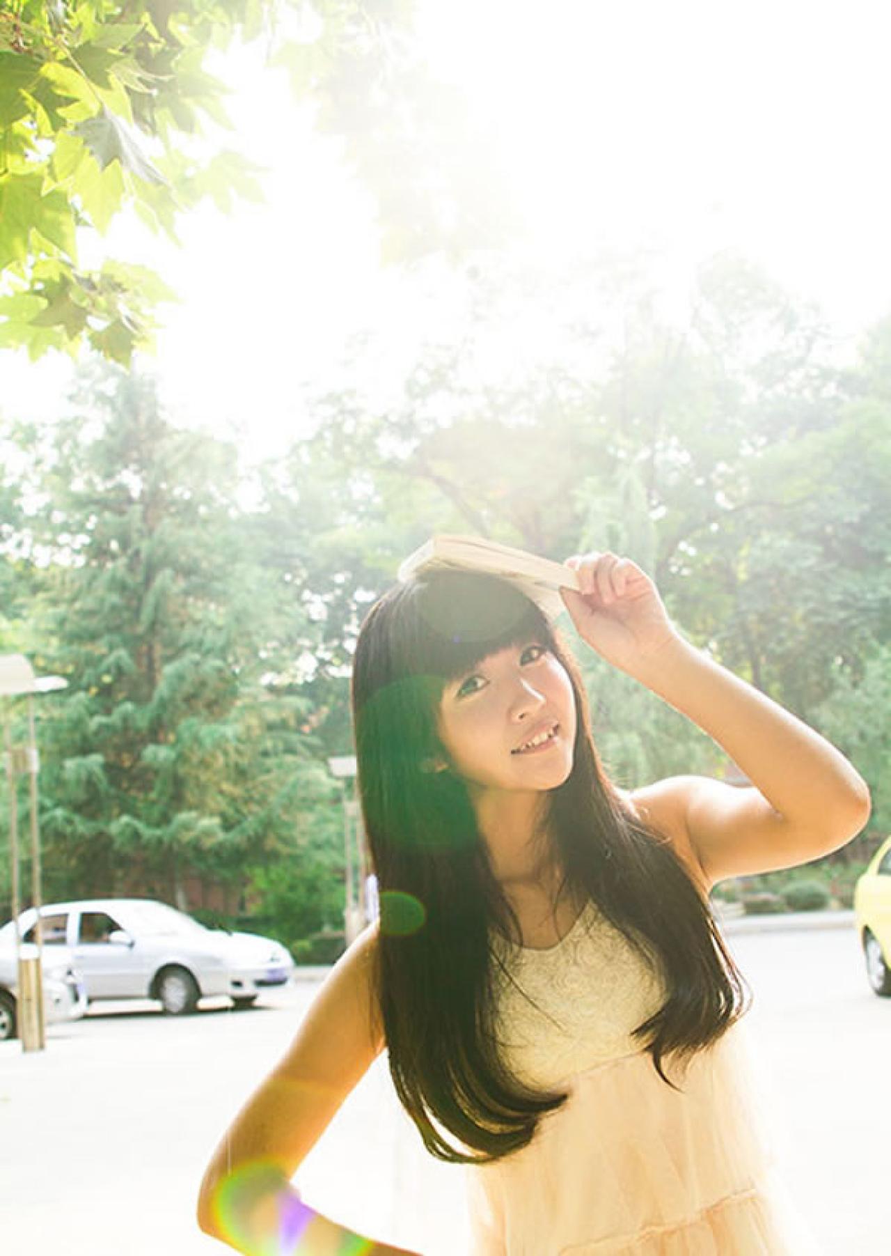 蕊蕊Thea姊妹写真集妹妹把书放头上遮挡日光