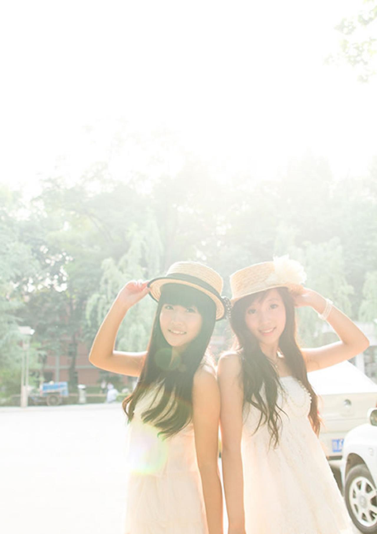 蕊蕊Thea姊妹写真集姐妹两人肩靠肩做出心形姿势