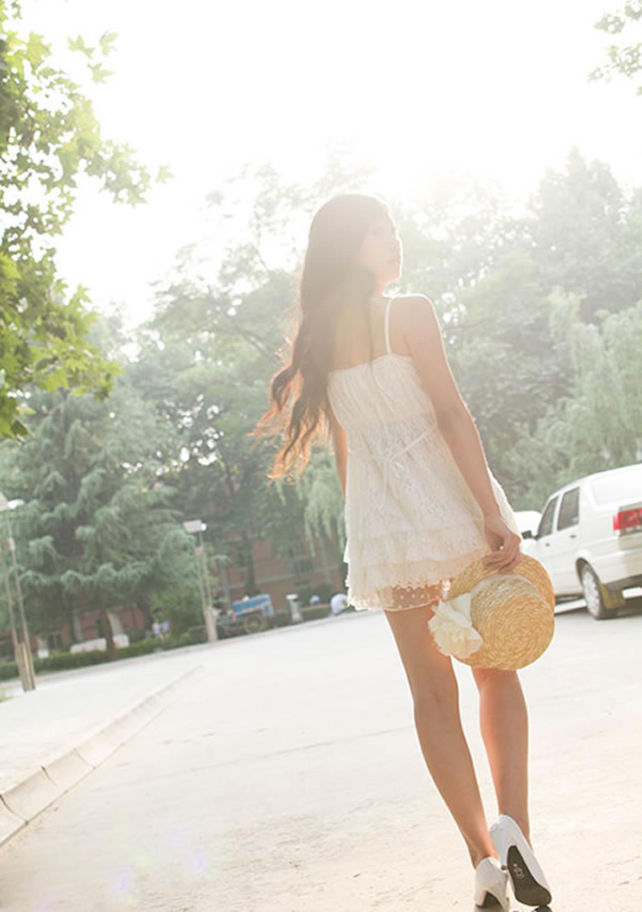 蕊蕊Thea姊妹写真集姐姐拿着草帽回头的姿势