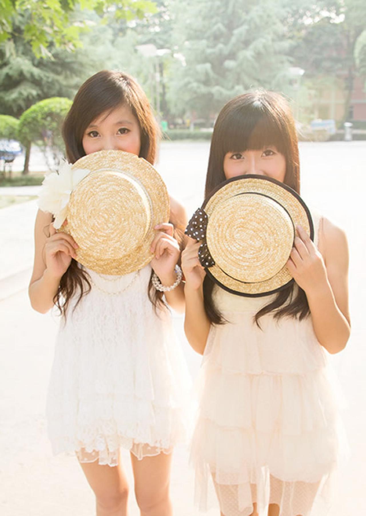 蕊蕊Thea姊妹写真集姐妹两人用草帽遮住脸