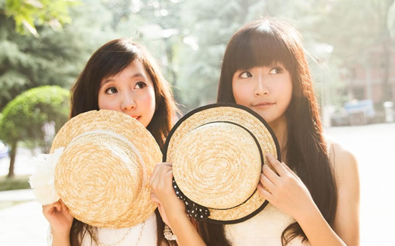 蕊蕊Thea姊妹写真集同时移开草帽，看着阳光