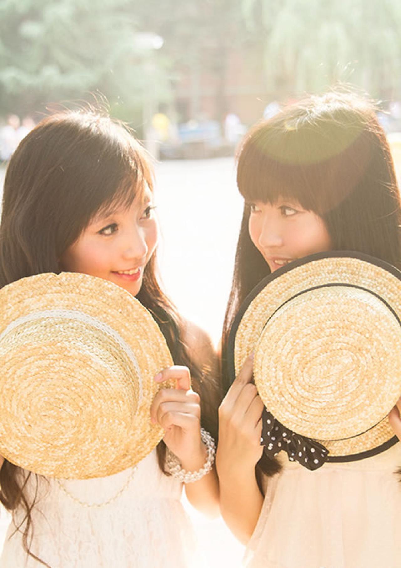 蕊蕊Thea姊妹写真集姐妹两人在草帽后面对面微笑