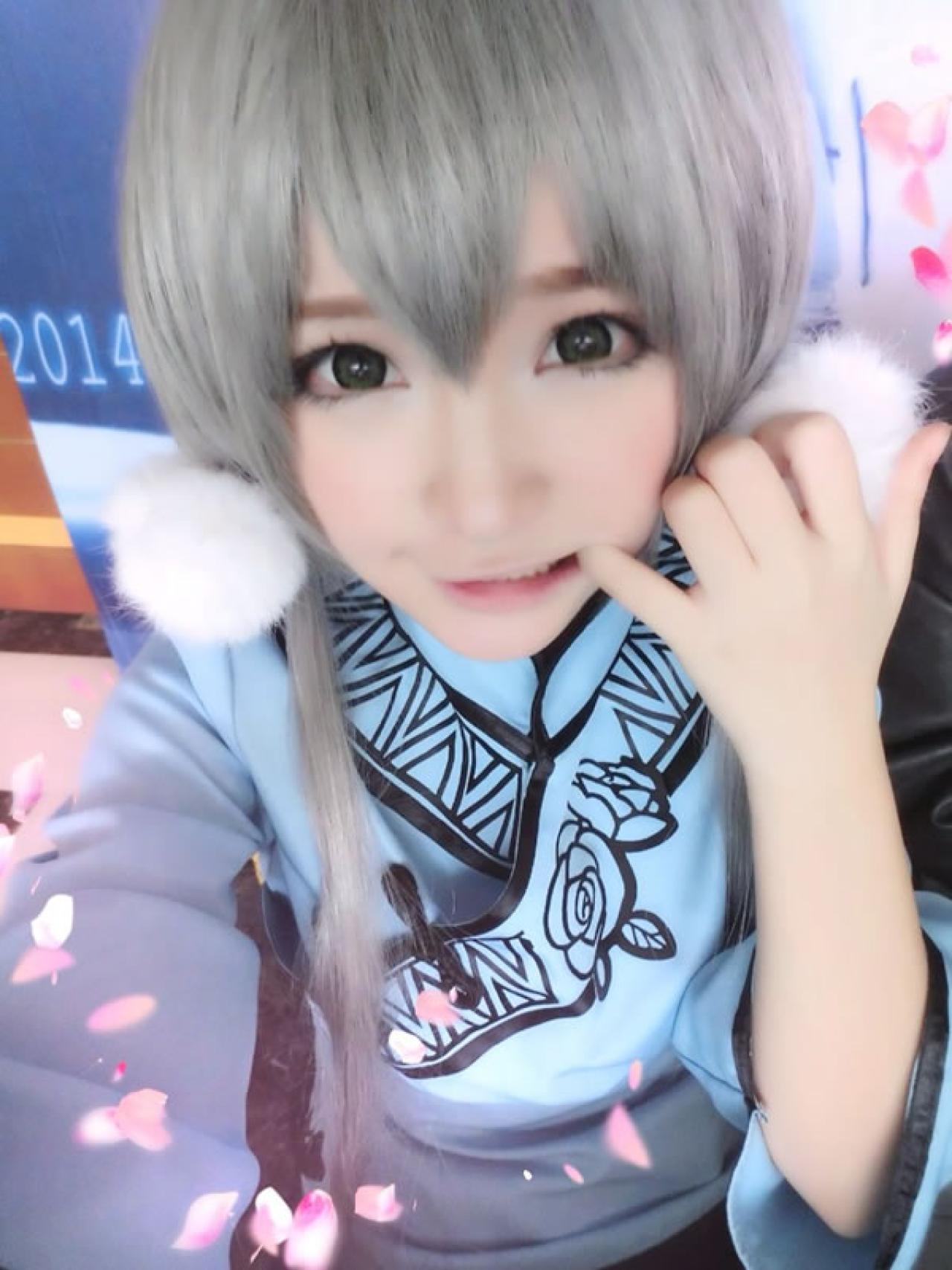 千夜未来在动漫站用小手指勾嘴角，做了个鬼脸