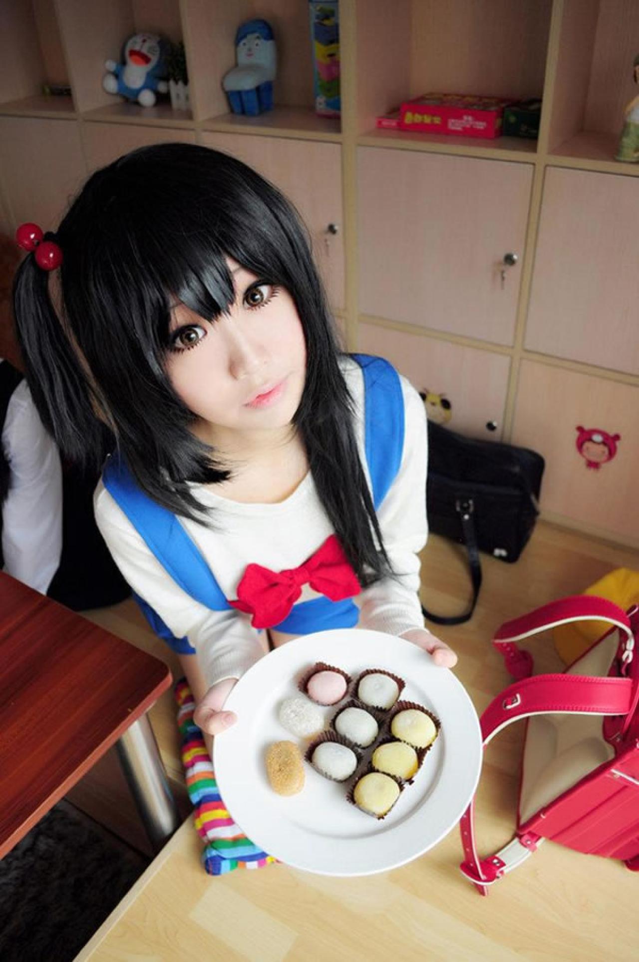 小赞Cos北白川馅子拿着一小盘饼干