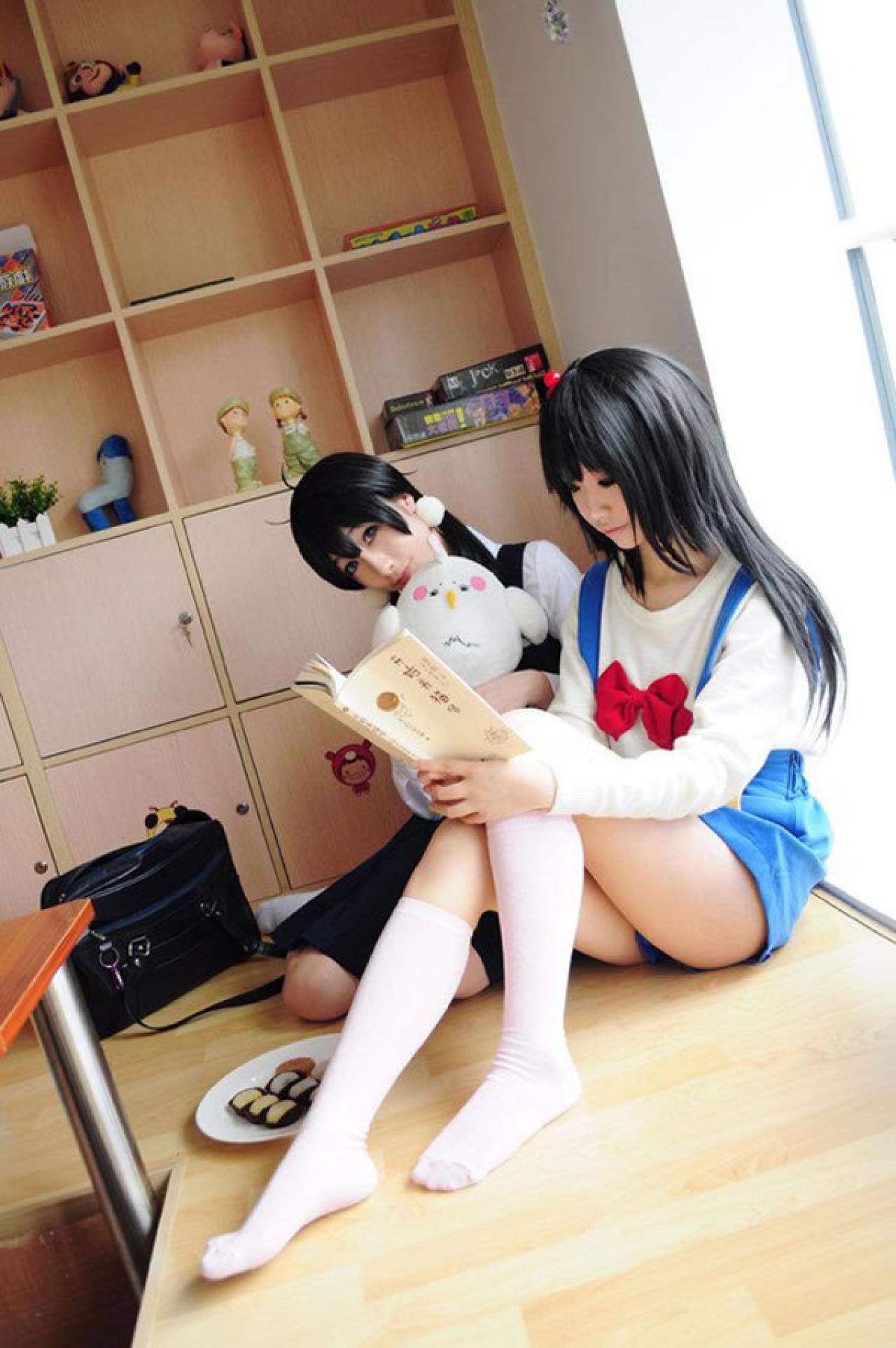 艾米Cos北白川玉子拿着毛绒玩具，小赞Cos北白川馅子在看书，旁边放着小饼干
