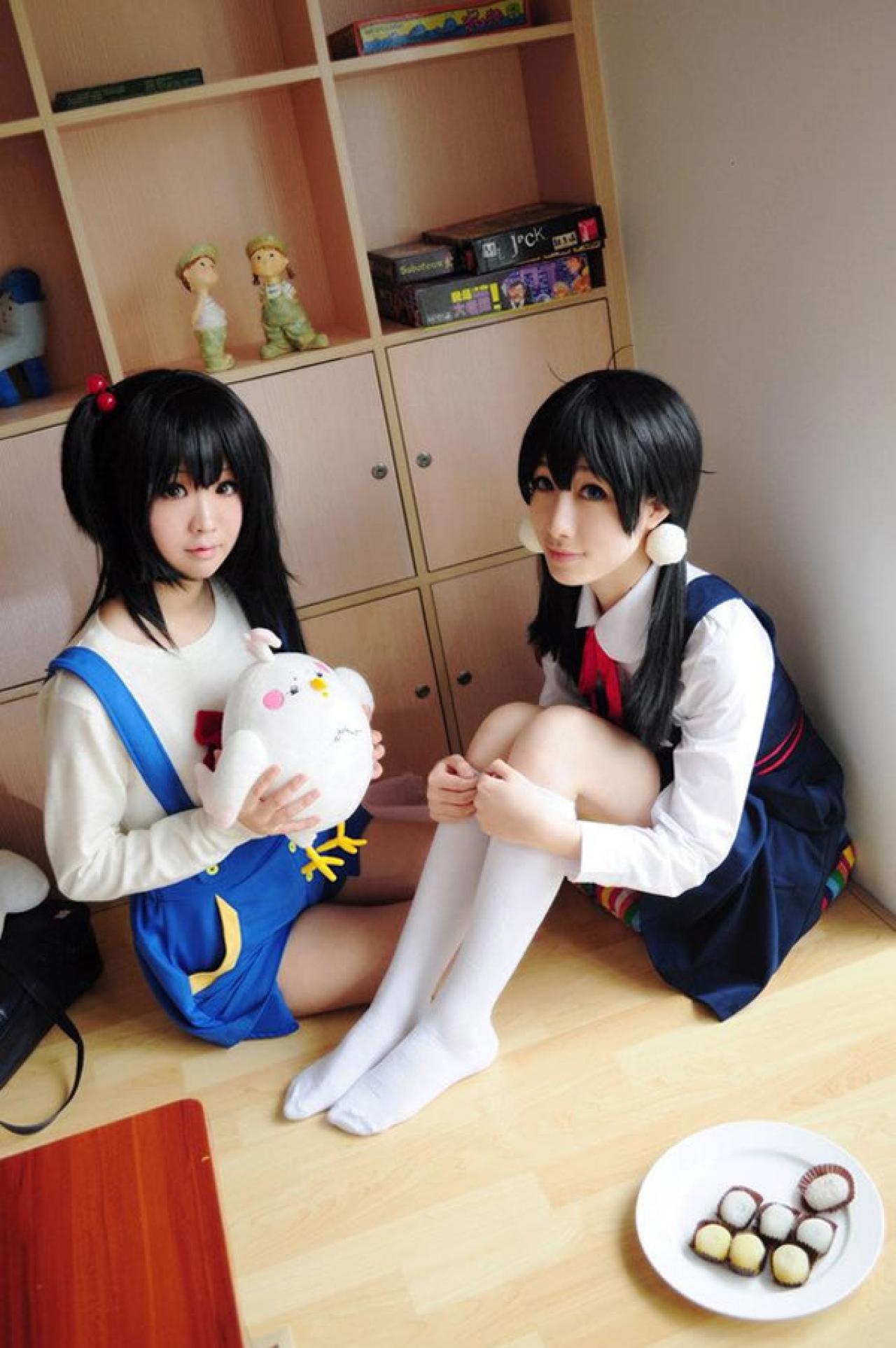 小赞Cos北白川馅子拿着毛绒玩具让艾米Cos北白川玉子玩